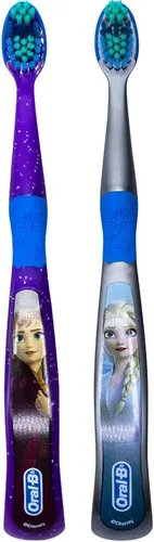Vista 2 de Oral-B Cepillo de dientes Frozen de Disney, extra suave (los personajes varían), paquete de 2