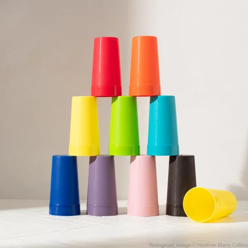 Vista 3 de Youngever Paquete de 9 vasos de plástico, vasos irrompibles, vasos de plástico en 9 colores surtidos (22 onzas)