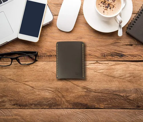 Vista 7 de Modern Carry - Funda delgada de cuero para tarjetas de crédito marrón Brown Card Sleeve