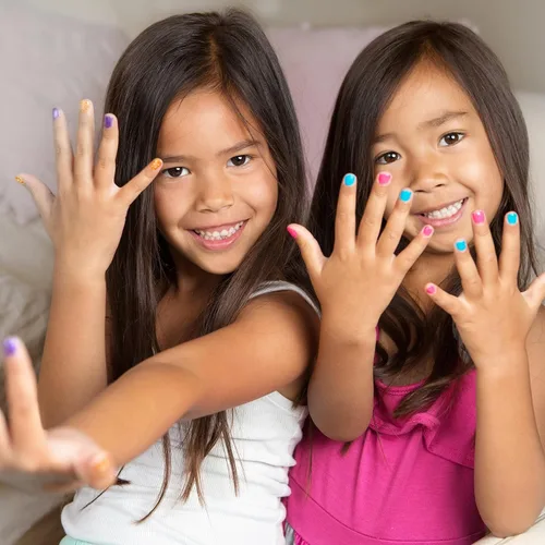 Vista 4 de Paquete económico de 24 esmaltes de uñas perfumados, tonos brillantes y brillantes, colores seguros Non-Toxic Water-Based Manicure & Pedicure Kit