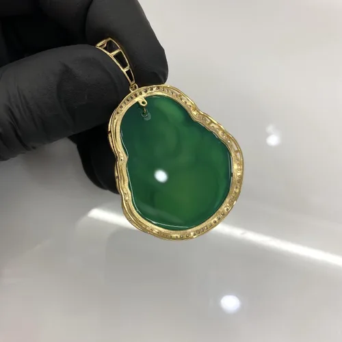 Vista 4 de Colgante de Buda sonriente de jade verde con circonita cúbica de corte redondo de oro de 10 quilates, 2.3 x 1.5in