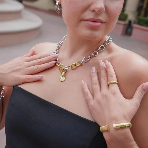 Vista 4 de CIUNOFOR Brazaletes chapados en oro de 14 quilates para mujer, pulsera elástica de espiga en capas de plata, brazalete de cadena de serpiente gruesa