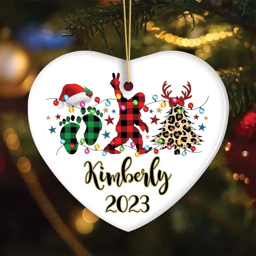 Vista 3 de Adorno de Navidad personalizado a cuadros de búfalo de pie grande, decoración navideña de Sasquatch (corazón)