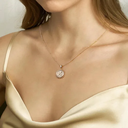 Vista 5 de Collares con inicial en capas de oro para mujer, chapado en oro de 14 quilates, gargantilla de disco de capas delicadas, collar hecho a mano