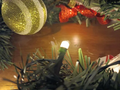 Vista 7 de Valery Madelyn Guirnalda de Navidad preiluminada de 9 pies con luces para manto, guirnalda de Navidad iluminada al aire libre con bolas y lazos