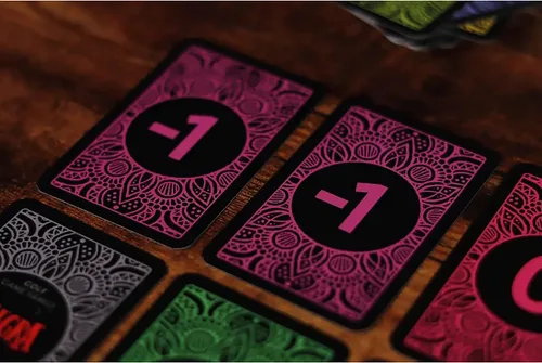 Vista 9 de IELLO: Allegra - Basado en el juego de cartas Golf, mantén tu puntuación lo más baja posible, a partir de 8 años en familia, 2-6 jugadores, 30