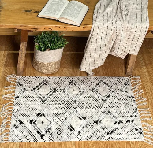 Vista 4 de Chardin home Alfombra bohemia con diamantes de 20 x 32 pulgadas, color marfil y negro, con flecos tejidos a mano, perfecta para entrada, felpudo