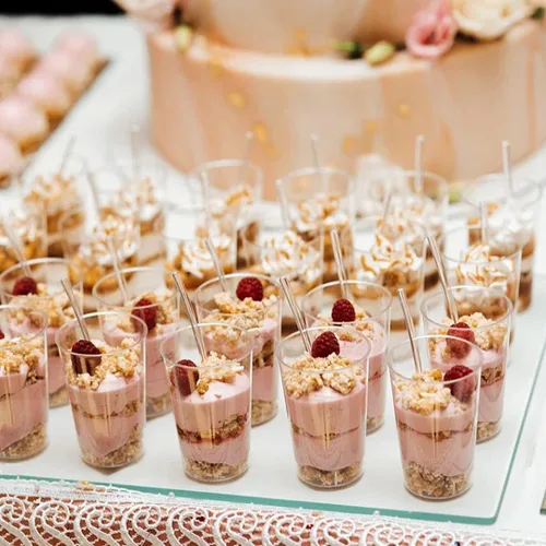 Vista 6 de Zezzxu Paquete de 50 vasos de postre de 3 onzas con cucharas, mini vasos de tiro para postres, pequeños vasos de plástico para servir aperitivos
