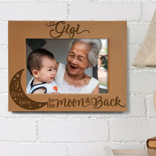 Vista 3 de KATE POSH GIGI, I Love you to the Moon and Back, marco de fotos de madera natural grabado, regalos del día de los abuelos, regalos de abuela, abuela