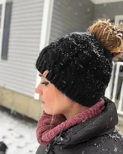 Vista 6 de FURTALK Gorros de cola de caballo para mujer, gorro de invierno con agujero para la cola, forro de algodón, gorro de calavera de punto