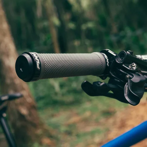 Vista 5 de Funn Empuñaduras de manillar de bicicleta de montaña Combat con abrazadera de doble bloqueo, empuñaduras fáciles de ajustar y duraderas con diámetro