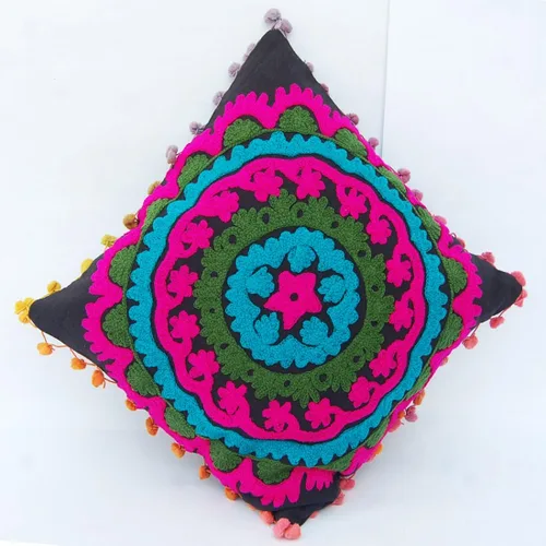 Vista 2 de Funda de cojín bohemia Suzani, fundas de almohada bordadas de 16 x 16 pulgadas, fundas de almohada decorativas, cojines indios con pompones al aire