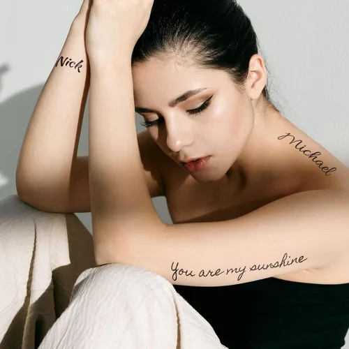 Vista 2 de Tatuaje temporal personalizado para adultos con nombre de texto personalizado, adhesivo de tatuaje falso para mujeres y hombres, tatuaje con nombre