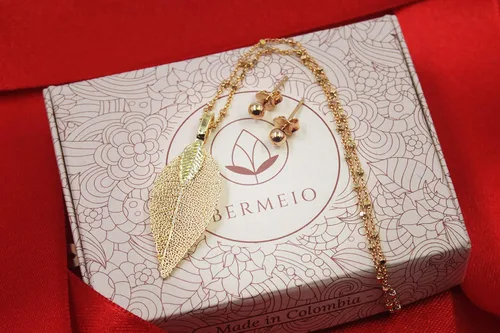 Vista 43 de Joyas de hoja de oro rosa y plata para mujer. Pendientes de hoja natural y collares circulares colgantes. Elegantes conjuntos de joyas colgantes.