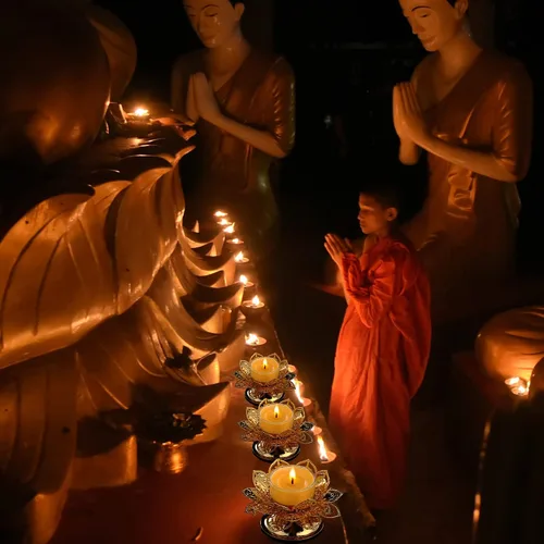 Vista 5 de Diwali Diya Vilakku - Juego de 2 portavelas para Pooja Ghee, portavelas de aceite de Puja indio, Lotus Diya para Diwali Pooja, suministros de altar