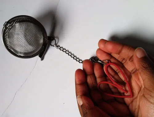 Vista 2 de Infusor de té suelto con dije de corazón rojo
