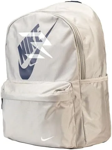 Vista 2 de Nike Futura X 3 Brand Daypack - Gris Lobo - Talla única (21L), Gris, Tamaño único, Mochila para laptop de uso diario