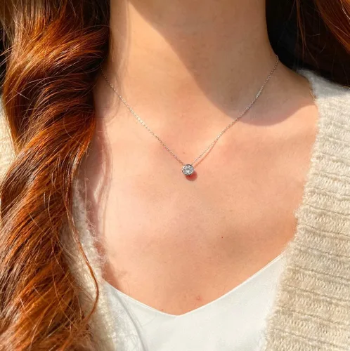 Vista 2 de ASCOMY Delicado collar con colgante solitario de diamante de circonita cúbica para mujer, chapado en oro de 14 quilates, redondo y cuadrado