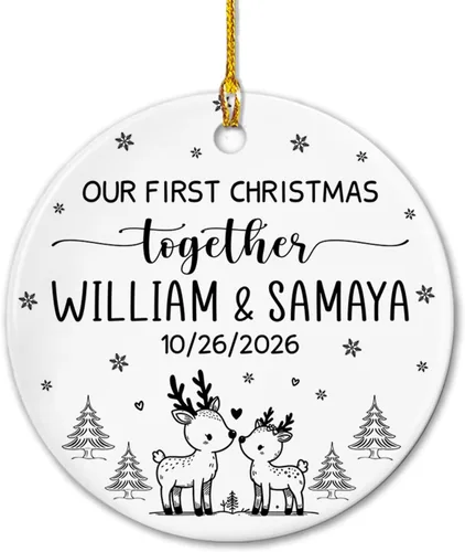 Vista 9 de Adorno de cerámica Our First Christmas Together, adorno de Navidad 2025 personalizado con nombre y fecha, renos para colgar en cerámica, regalo