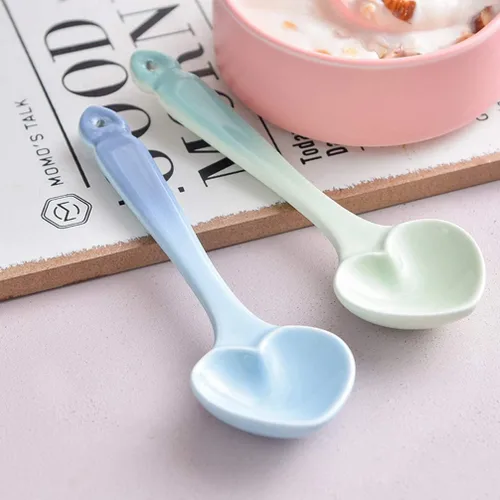 Vista 3 de Elegante juego de 4 cucharas de postre decorativas en forma de corazón de cerámica para postres para el hogar y el restaurante