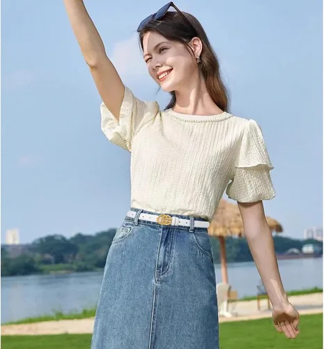 Vista 429 de Cinturón de cuero clásico con hebilla de metal para mujer con vestido de jeans