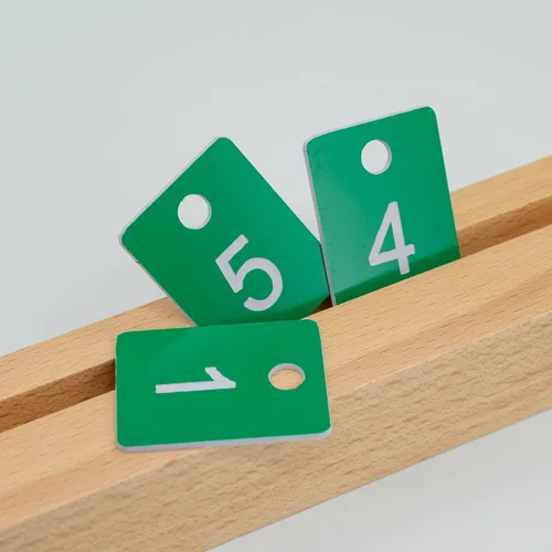 Vista 5 de Etiquetas numéricas de plástico rectangulares StayMax, etiquetas de llave con número, etiquetas de número en disco con agujero (1-50, verde)