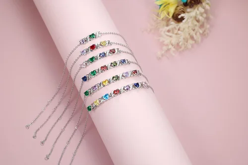 Vista 4 de Ashleymade Pulsera personalizada de eslabones de corazón para mujer, pulseras personalizadas de 2 a 7 nombres con piedras de nacimiento simuladas
