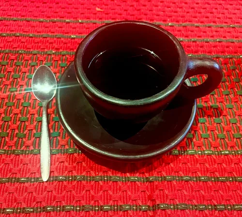 Vista 8 de Juego de 6 tazas de café de 4 onzas hechas a mano de arcilla negra sin esmaltar, hechas en Colombia, ecológicas