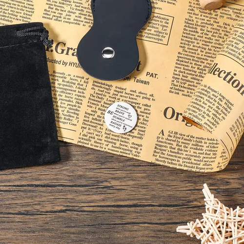 Vista 5 de Sureio Ficha de recuerdo de bolsillo para relaciones a larga distancia, recuerdo de acero inoxidable, regalo inspirador de doble cara con llavero