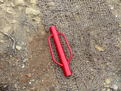 Vista 5 de Sandbaggy Varilla manual de 15.5 libras Rojo Poste T y U Post Driver Pounder 30% más pesado que la competencia Se adapta a postes de hasta