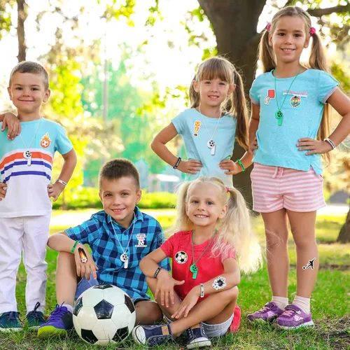 Vista 5 de Hungdao 158 piezas de recuerdos de fiesta de fútbol para 18 niños, incluye mini llavero de fútbol animoso, pulseras de silbato, calcomanías