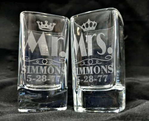 Vista 2 de Queen King Future MR. and MRS. Juego de 2 vasos de chupito personalizados grabados personalizados para bodas, fiestas, nombre y fecha