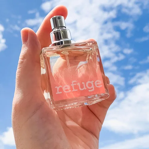 Vista 4 de CHARLOTTE RUSSE Refuge - Perfume en espray – Fragancia floral fresca y afrutada para uso diurno, noche y ocasiones especiales, frambuesa, melocotón