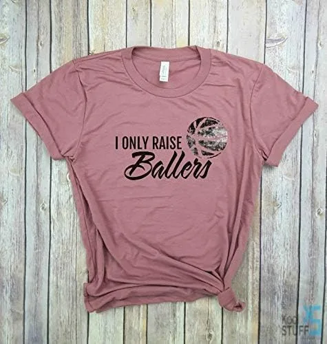 Vista 2 de I only raise ballers Basketball - camisa de mamá, baloncesto, camiseta de baloncesto, regalo para mamá, camisa del día del juego, camisa de mamá