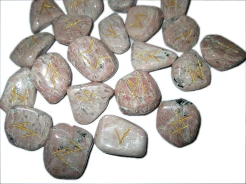 Vista 2 de Maravillosa piedra lunar fantástica 25 piedras preciosas runas anciano Futhark nórdico hecho a mano ágata mágica cristal grabado cuerpo terciopelo