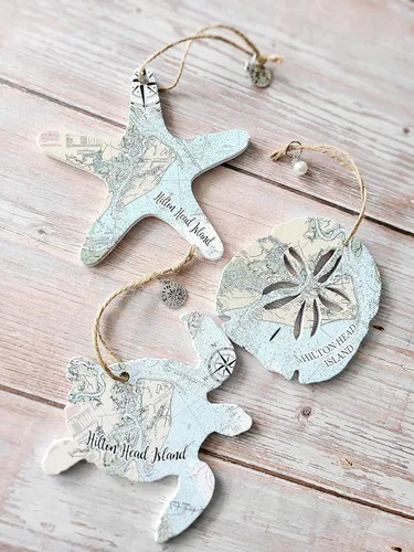 Vista 2 de Ornament Destin, FL Sailboat Map Ornament 4” Wood Hanging Map Ornament with Artwork & Charm Perfect for Wine Bottles, Gift Bags, or Christmas