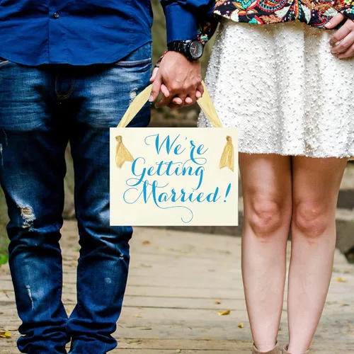 Vista 2 de Cartel de anuncio de compromiso de cartel de Nos vamos a casar Photo Prop Wedding Ceremony Decor Handmade Paper Sign Aisle & Seating Decor