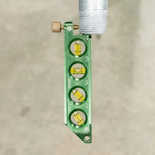 Vista 10 de Greenlee L77 Mini Nivel Magnético de Burbuja con Ayuda de Desplazamiento para Doblado de Conductos