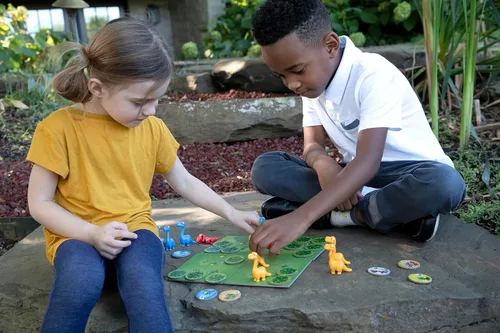Vista 5 de Jurassic Snack: divertido juego de mesa para jugar contra amigos y familiares, mantén tus dinosaurios vivos y alimentados para ganar, divertido