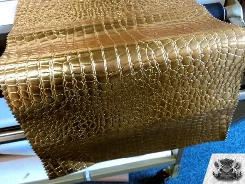 Vista 3 de Tela de tapicería de cuero falso de oro de cocodrilo de vinilo por la yarda