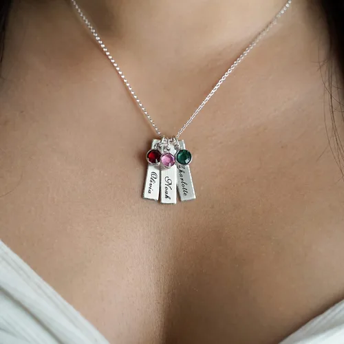 Vista 5 de Collar con dije personalizado de unidad en tres. Personalice 3colgantes rectangulares en plata esterlina con los nombres de su elección. Elija hasta
