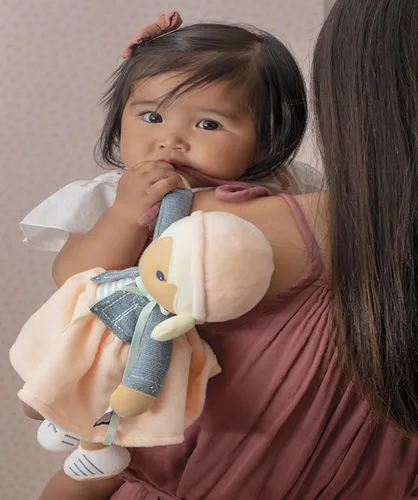 Vista 7 de Kaloo Tendresse My First Fabric Doll Chloe K - Figura de felpa suave mediana de 9.75 pulgadas en vestido de melocotón y rayas, chaqueta de mezclilla