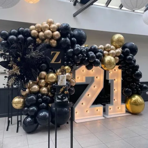 Vista 6 de Kit de arco de guirnalda de globos de color dorado y negro, 134 globos metálicos dorados y negros con diferentes tamaños para graduación