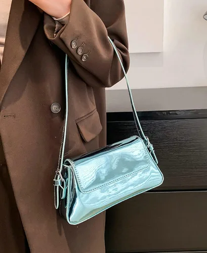 Vista 3 de Bolso hobo para mujer, de charol, de color plateado brillante, bolso de hombro Y2K, bolso de hombro para fiesta 2023
