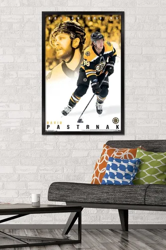 Vista 2 de Trends International NHL Boston Bruins - Póster de pared de David Pastrnák 19, 22.375 x 34 pulgadas, versión enmarcada en negro Versión con marco