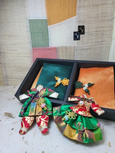 Vista 3 de DANAMI Accesorios coreanos tradicionales en miniatura Hanbok llavero, encanto