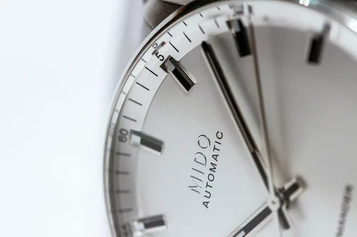 Vista 4 de Mido Commander Big Date - Reloj automático suizo para Hombre - Esfera plateada - Caja de 1.654 in - M0216261103100, plateado, Reloj automático