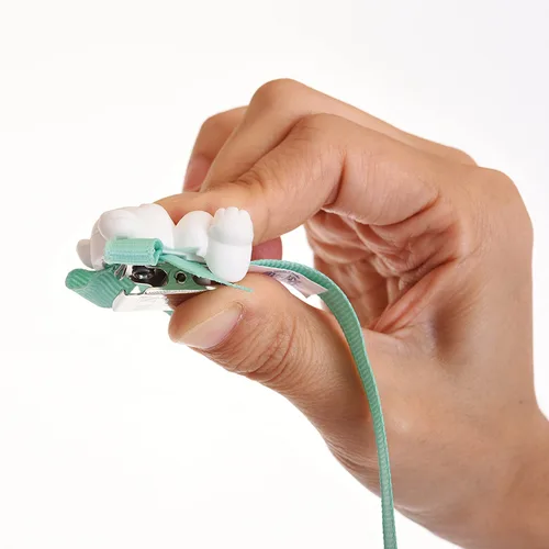 Vista 2 de Baby Buddy Paquete: un clip universal para chupete -costuras azul-blancas y un clip para babero para bebé, azul, mantiene el paci cerca y limpio