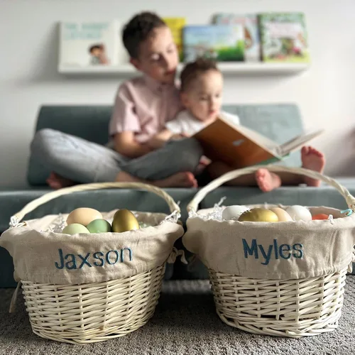Vista 7 de Personalization Universe Cesta de Pascua clásica personalizada, forro de cesta de lavanda suave bordado, regalo de Pascua personalizado para niños