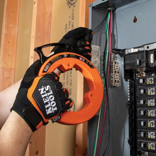 Vista 7 de Klein Tools 56335 Cinta Pasacables Eléctrica de Acero Plano, Cinta de Acero de Resorte de 25 Pies y 1/4 de Pulgada de Ancho, Punta de Plástico